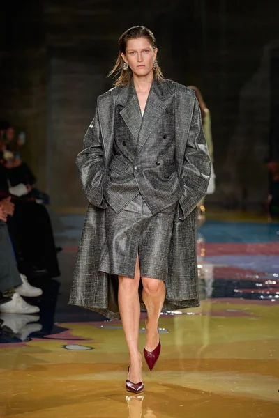 Look 28